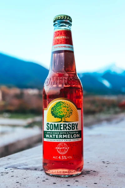 Bulgaristan, Bansko - 17 Nisan 2018: Bir şişe Somersby elma suyu, bira ürün şirket Carlsberg Grup.