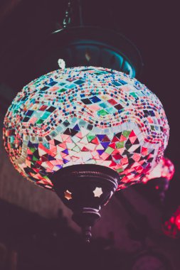 Renkli eski el yapımı yerel oryantal mozaik fener. Geleneksel Arapça Bazar Hatıra kavramı. Yakın çekim, bulanık arka plan.