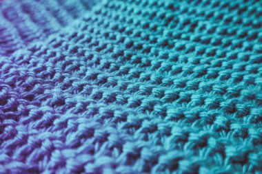 Kaba triko, yün Tekstil doku zemin, makro. Mavi ve menekşe renk paleti giysi kumaş.