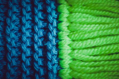 Triko yün Tekstil doku zemin, makro. Mavi ve yeşil renk paleti giysiler, eşarp Püskül.