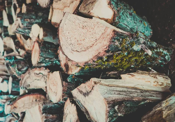 Kış için hazırlanan bir yığında kıyılmış yakacak odun. Fotoğraf bir zemin huş odun bir yığın, hipster filtre ruh hali ile gösterilmektedir. Doğal ahşap arka plan.