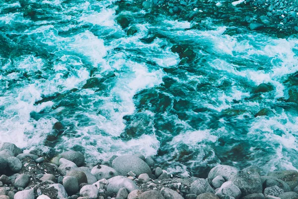 Río Bosque Pinos Fluye Través Las Rocas Hermoso Poderoso Vapor —  Fotos de Stock