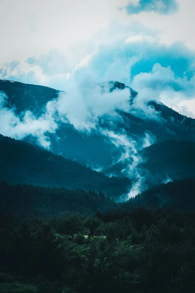 Foto Que Representa Hermosas Montañas Místicas Niebla Nubes Niebla Los —  Fotos de Stock