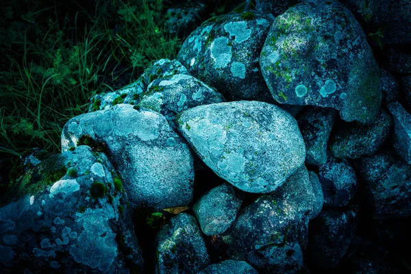 Uma Cerca Pedra Musgosa Verde Colorida Uma Velha Pedra Cinzenta — Fotografia de Stock