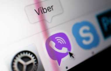 Fransa, Paris - 20 Haziran 2018: Viber simgesi uygulamada bir ekran bir iskelede MacBook, yakın çekim.