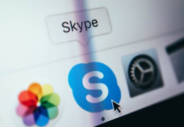 Fransa, Paris - 20 Haziran 2018: Skype simgesini uygulamada bir ekran bir iskelede MacBook, yakın çekim.