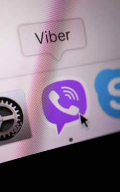 Fransa, Paris - 20 Haziran 2018: Viber simgesi uygulamada bir ekran bir iskelede MacBook, yakın çekim.