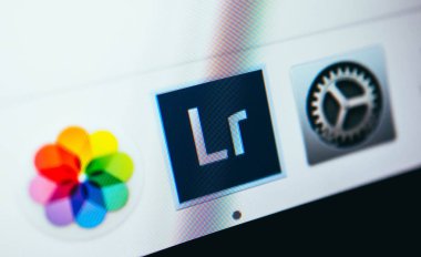 Yunanistan, Kavala - 15 Ocak 2018: Adobe Lightroom uygulanması bir ekranda macbook, yakın çekim.
