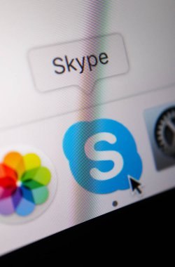 Fransa, Paris - 20 Haziran 2018: Skype simgesini uygulamada bir ekran bir iskelede MacBook, yakın çekim.