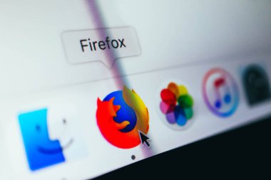 Fransa, Paris - 18 Nisan 2018: Firefox tarayıcı uygulamasında bir ekran bir iskelede MacBook, yakın çekim.