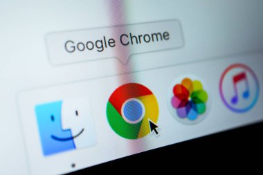 Fransa, Paris - 18 Nisan 2018: Google Chrome tarayıcı uygulamasında bir ekran bir iskelede MacBook, yakın çekim.