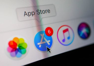 Fransa, Paris - 18 Nisan 2018: App Store uygulama bir ekran bir iskelede MacBook, yakın çekim.