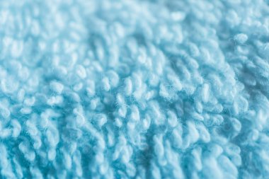 Beyaz banyo havlu, mavi soyut yumuşak doku portre.