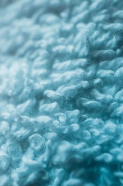 Beyaz banyo havlu, mavi soyut yumuşak doku portre.