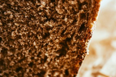 El yapımı taze pişmiş çavdar ekmeği, doku arka plan, closeup bir parça.