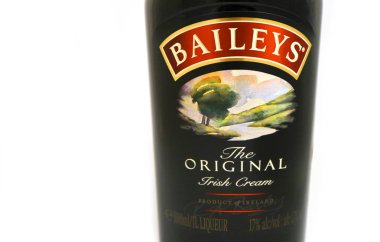 Almanya, Münih - 2 Mayıs 2018: Bir şişe Baileys İrlanda Kreması, İrlanda'nın ürün.