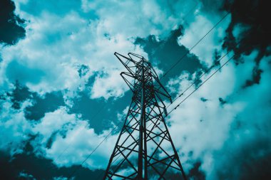 Yüksek gerilim elektrik telleri, manzara ile kule. bir yüksek gerilim güçlü kule bulutlu moody akşam gökyüzünde, Europe teller ile tasvir fotoğraf.