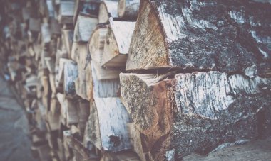 Kış için hazırlanan bir yığında kıyılmış yakacak odun. Fotoğraf bir zemin huş odun bir yığın, hipster filtre ruh hali ile gösterilmektedir. Doğal ahşap arka plan.