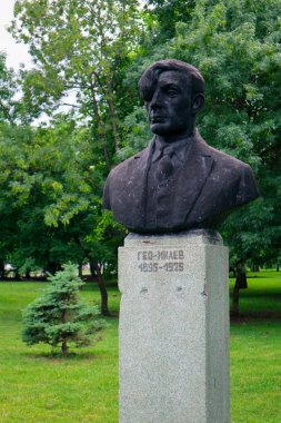 Bulgaristan, Sofya - 10 Haziran 2017: Anıt, Geo Milev vasıl belgili tanımlık park. Bir büstü Geo Milev, Bulgar şair, gazeteci ve çevirmen gösteren fotoğraf.