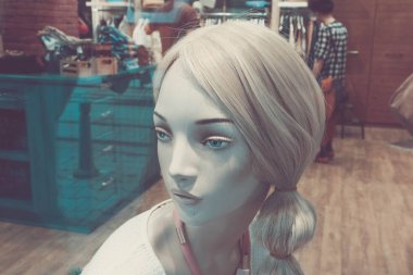Elbise dükkanı, bir vitrin kadın giysi manken üzerinde göstermek. Moda mağaza müşteri ile bir vitrin gösteren fotoğraf.