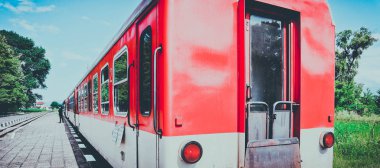 Bulgaristan, Bansko, dağ işleyen vintage tren tren. Bansko İstasyonu, Balkanes eski bir konvoy ile dar hat demiryolu.