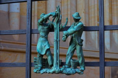 Bahar sezonu heykelin Saint Vitus Katedrali Prag, Çek Cumhuriyeti, Avrupa korkuluk üzerine. Heykel göstermek bahar tarım ve tarım, hasat.