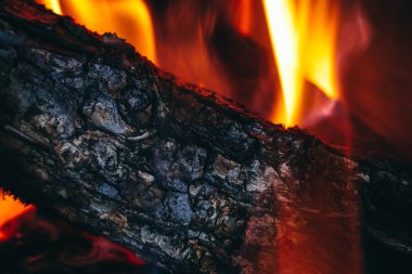 Şömineye odun yanan renkli ateş alev. Yangın baca, closeup günlüğüne yakacak odun.