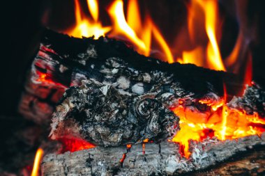 Şömineye odun yanan renkli ateş alev. Yangın baca, closeup günlüğüne yakacak odun.