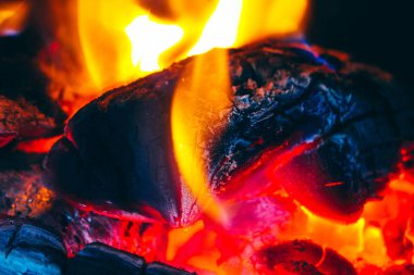 Şömineye odun yanan renkli ateş alev. Yangın baca, closeup günlüğüne yakacak odun.