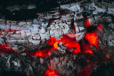 Şömineye odun yanan renkli ateş alev. Yangın baca, closeup günlüğüne yakacak odun.