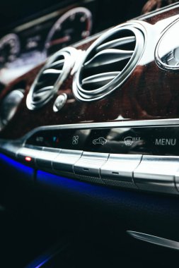 Rusya, Moskova - 12 Aralık 2017: Mercedes Benz S sınıfı araba Pano.