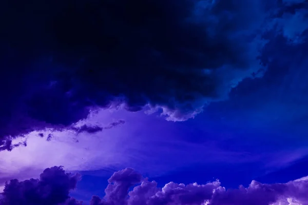 Foto Das Abend Farbigen Violetten Und Blauen Bewölkten Nebligen Himmel — Stockfoto