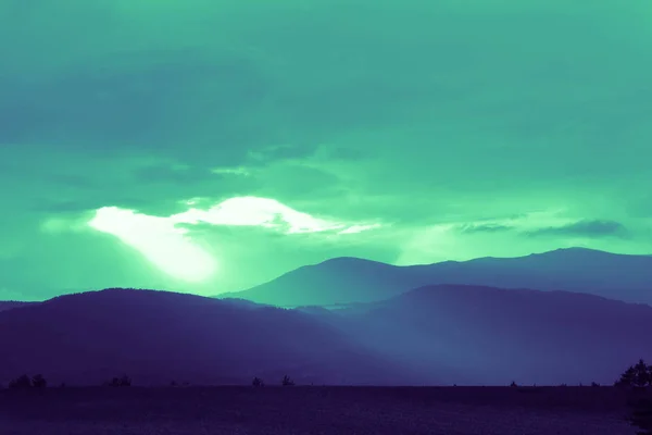 Sonnenuntergang Nebligen Bergen Europa Österreichische Alpen Schöne Neblige Berglandschaft Sonnenstrahlen — Stockfoto