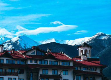 Dağ kar tepe, Alp köy ev sahipliği yapmaktadır. Avrupa, eski şehir kış buz tepenin üst panoramik görünüm.