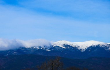 Dağ kar tepe, güzel doğal kış zemin. Buz üstünde tepe, mavi gökyüzü arka plan. Alp manzara.