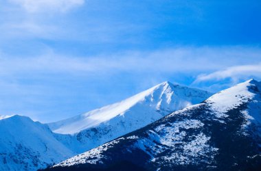 Dağ kar tepe, güzel doğal kış zemin. Buz üstünde tepe, mavi gökyüzü arka plan. Alp manzara.
