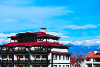 Dağ kar tepe, Alp köy ev sahipliği yapmaktadır. Avrupa, eski şehir kış buz tepenin üst panoramik görünüm.