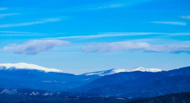 Dağ kar tepe, güzel doğal kış zemin. Buz üstünde tepe, mavi gökyüzü arka plan. Alp manzara.
