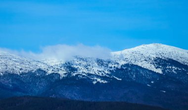 Dağ kar tepe, güzel doğal kış zemin. Buz üstünde tepe, mavi gökyüzü arka plan. Alp manzara.