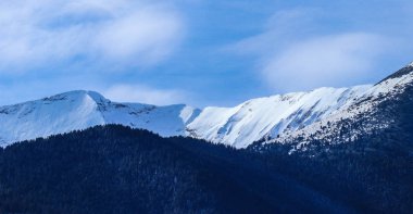 Dağ kar tepe, güzel doğal kış zemin. Buz üstünde tepe, mavi gökyüzü arka plan. Alp manzara.