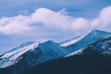 Dağ kar tepe, güzel doğal kış zemin. Buz üstünde tepe, mavi gökyüzü arka plan. Alp manzara.