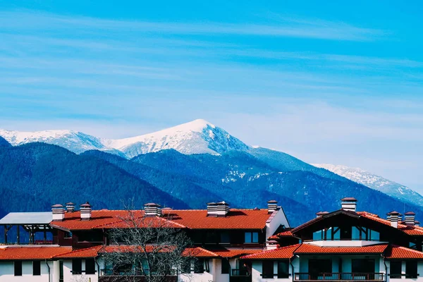 Dağ kar tepe, Alp köy ev sahipliği yapmaktadır. Avrupa, eski şehir kış buz tepenin üst panoramik görünüm.