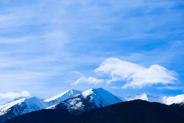 山雪の冬の自然のピーク 美しい背景 青い空の背景の上 アルプスの風景 — ストック写真