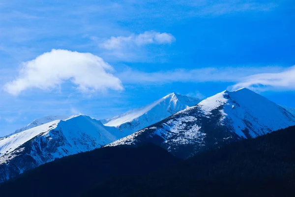 山雪の冬の自然のピーク 美しい背景 青い空の背景の上 アルプスの風景 — ストック写真