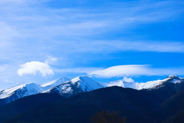 山雪の冬の自然のピーク 美しい背景 青い空の背景の上 アルプスの風景 — ストック写真