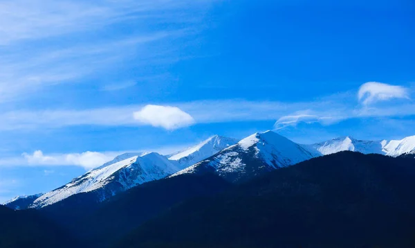 山雪の冬の自然のピーク 美しい背景 青い空の背景の上 アルプスの風景 — ストック写真