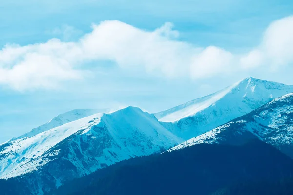 山雪の冬の自然のピーク 美しい背景 青い空の背景の上 アルプスの風景 — ストック写真