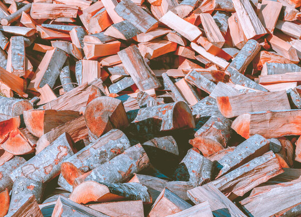 Рубленые дрова на стоге, подготовленные к зиме. Фото изображает фон с березовыми дровами в куче хипстерского настроения фильтра. Деревянный фон
.