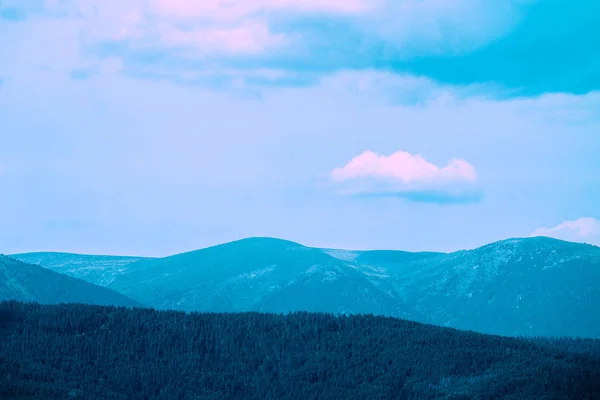 Foto Retratando Belas Montanhas Místicas Nebulosas Nuvens Nevoeiro Floresta Mística — Fotografia de Stock