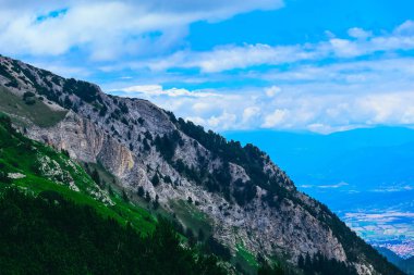Güzel alp yüksek dağları zirve, mavi gökyüzü arka plan. Cennet manzara, hiking dağ şaşırtıcı yaz.